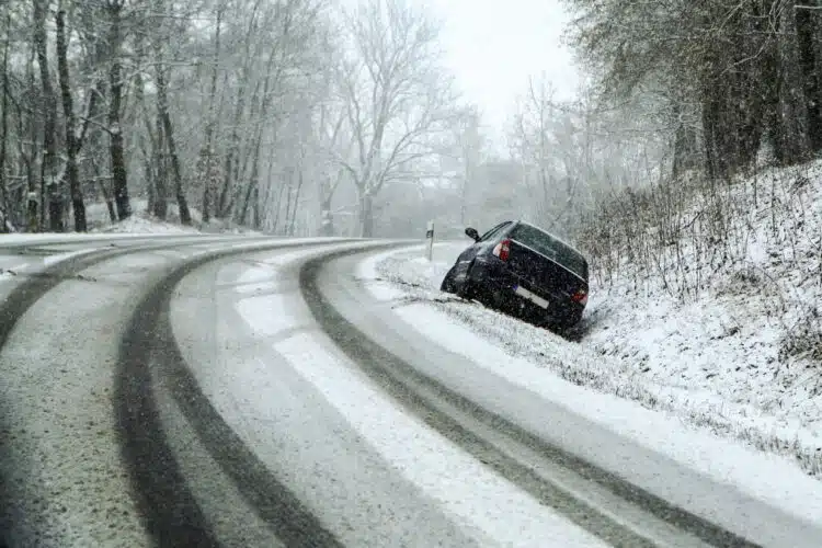 slidus kelias plikledis automobilis griovyje