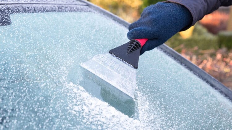 apsalusio automobilio lango valymas