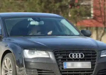 audi automobilio vairuotojas naudojasi mobiliuoju telefonu