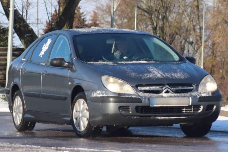 citroen-vairuotojas-kalba-mobiliuoju-telefonu