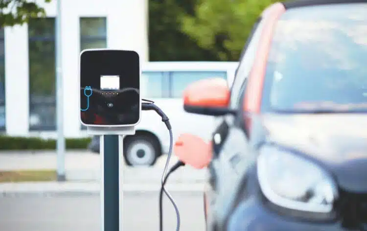 elektromobilis kraunas ikrovimo stoteleje
