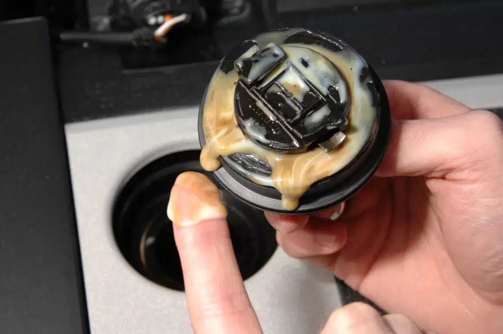 emulsija-ant-automobilio-variklio-alyvos-dangtelio