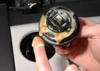 emulsija-ant-automobilio-variklio-alyvos-dangtelio
