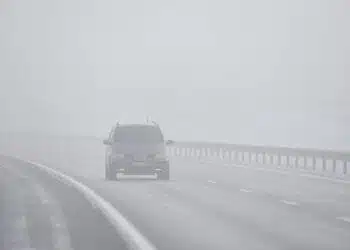 kelias rukas plikledis automobilis