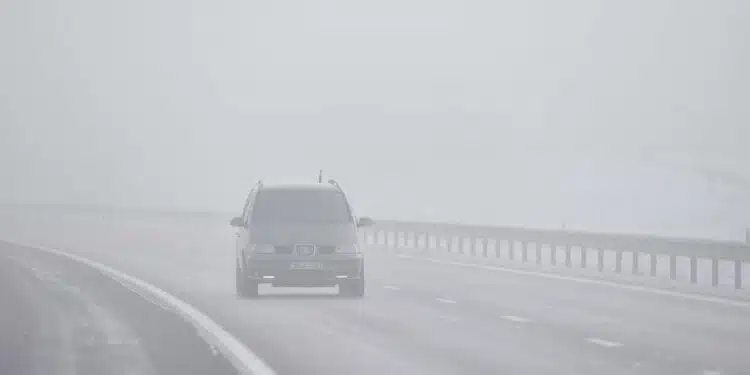 kelias rukas plikledis automobilis