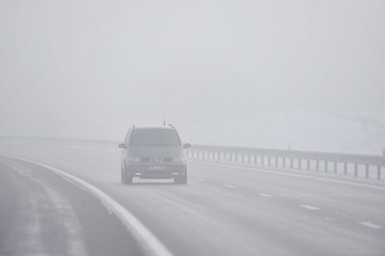 kelias rukas plikledis automobilis