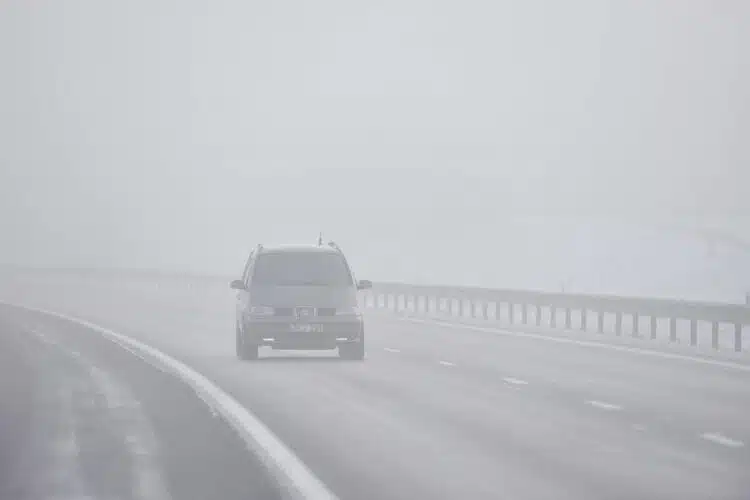 kelias rukas plikledis automobilis