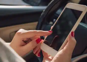 mobilaus-telefono-naudojimas-vairuojant