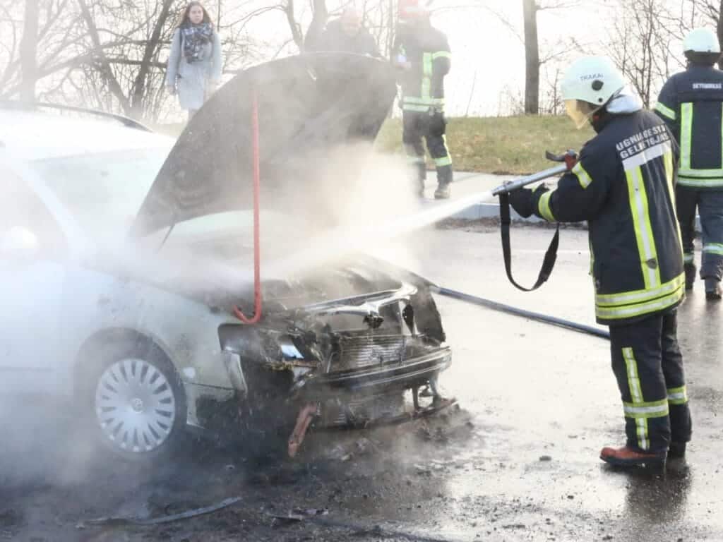 savaime uzsigazuoja variklis raznosas automobilis