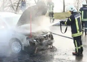 savaime-uzsigazuoja-variklis-raznosas-automobilis