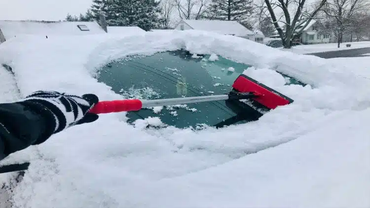 sniego-ir-ledo-valymas-nuo-automobilio priekinio stiklo