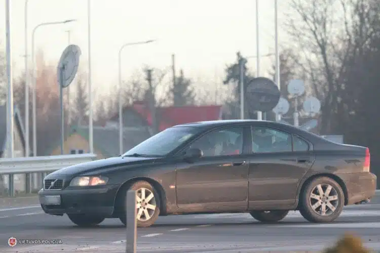 volvo-vairuotojas-kalba-mobiliuoju-telefonu