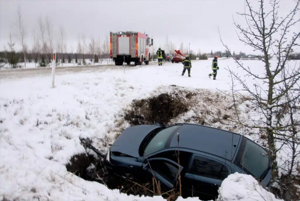 ziema-automobilis-griovyje
