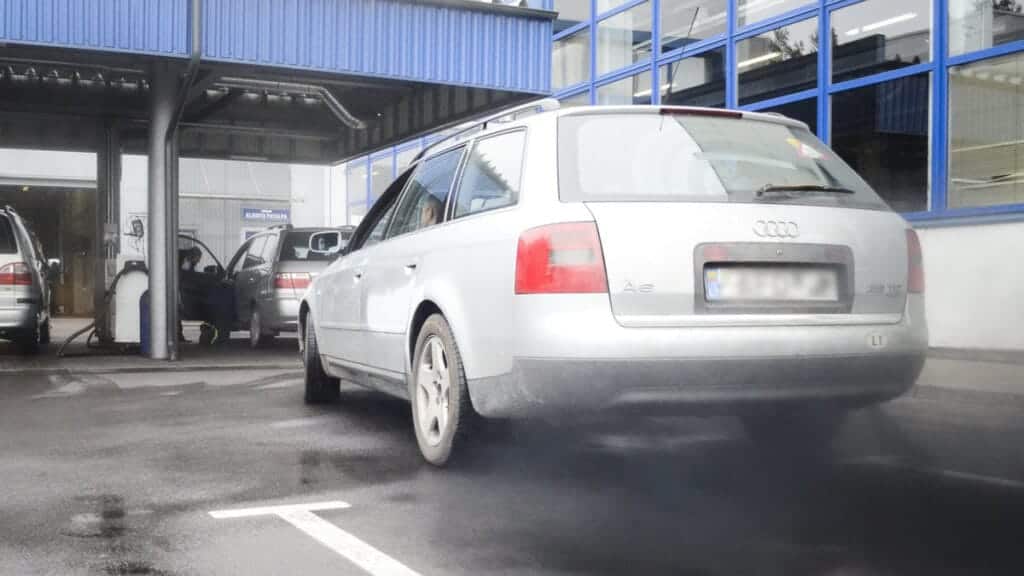 automobilis-dumina-juodais-dumais