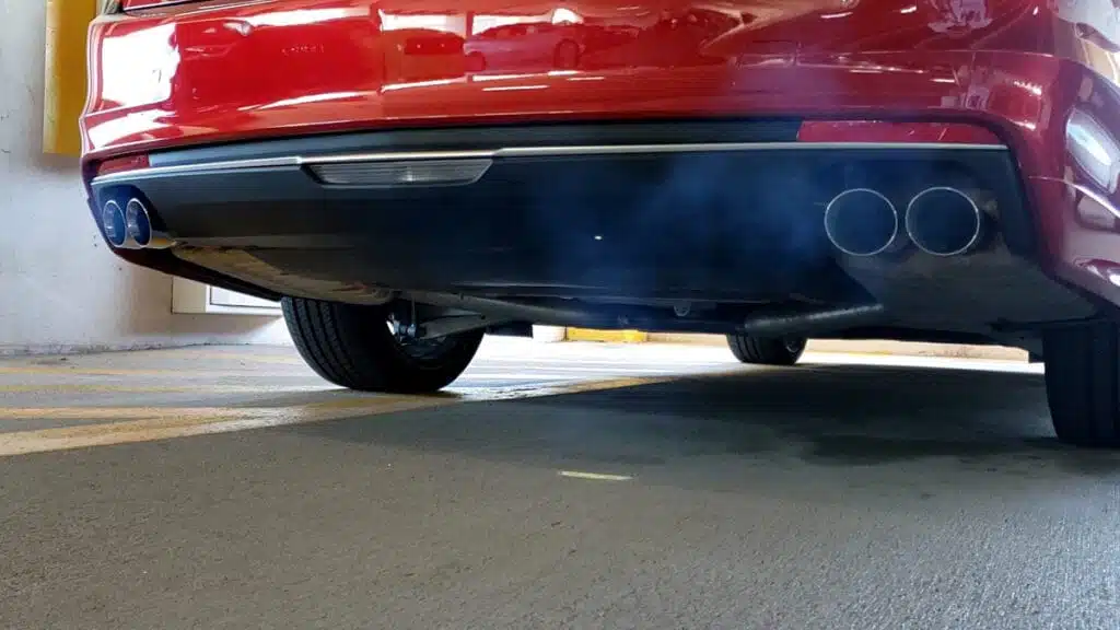 automobilis dumina melynais dumais