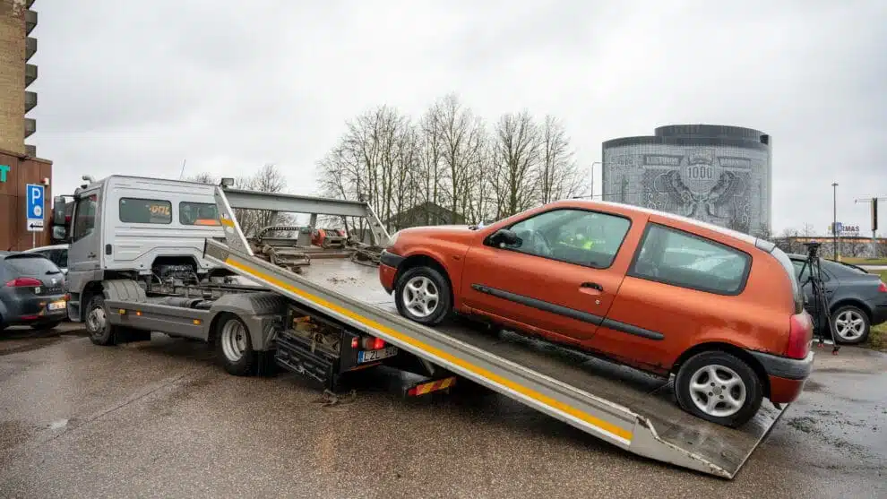 lengvasis automobilis ant technines pagalbos tralo
