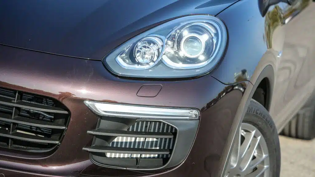 porsche-automobilis-zibintai