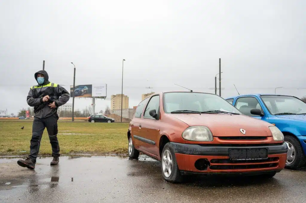 technines pagalbos darbuotojas ir apleistas lengvasis automobilis