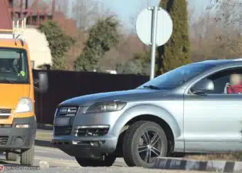 audi vairuotojas kalba telefonu vairuodamas