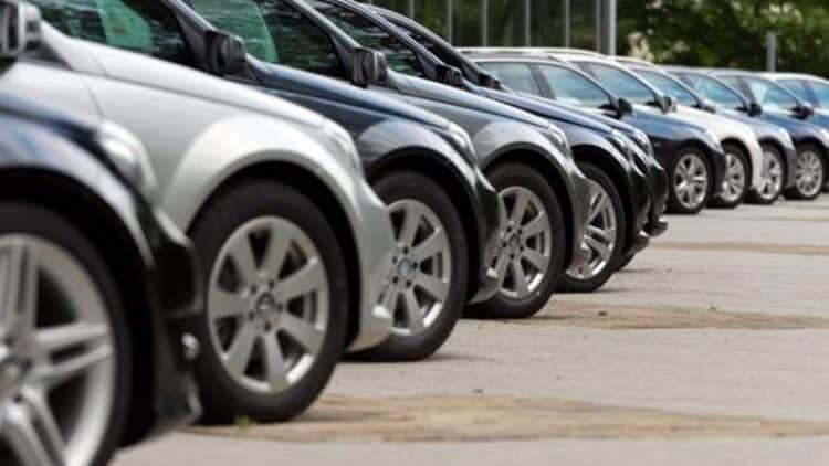 automobiliai stovi eileje