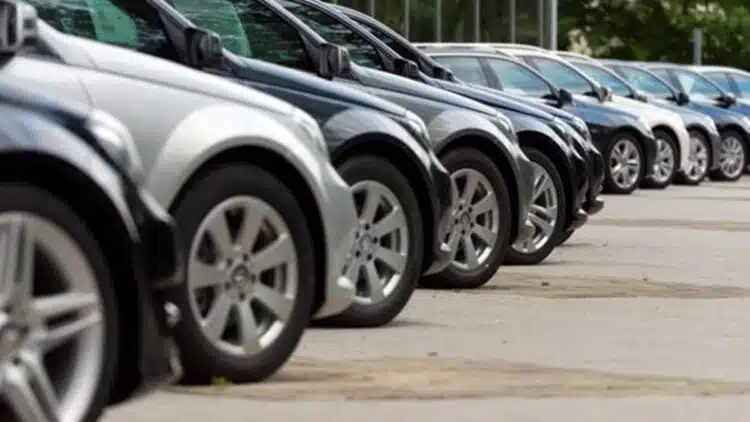 automobiliai stovi eileje