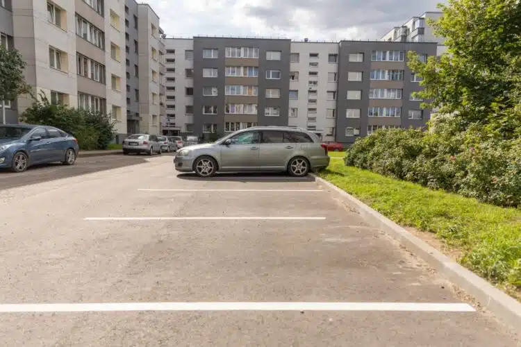 daugiabucio kiemas ir automobiliu parkavimosi vietos