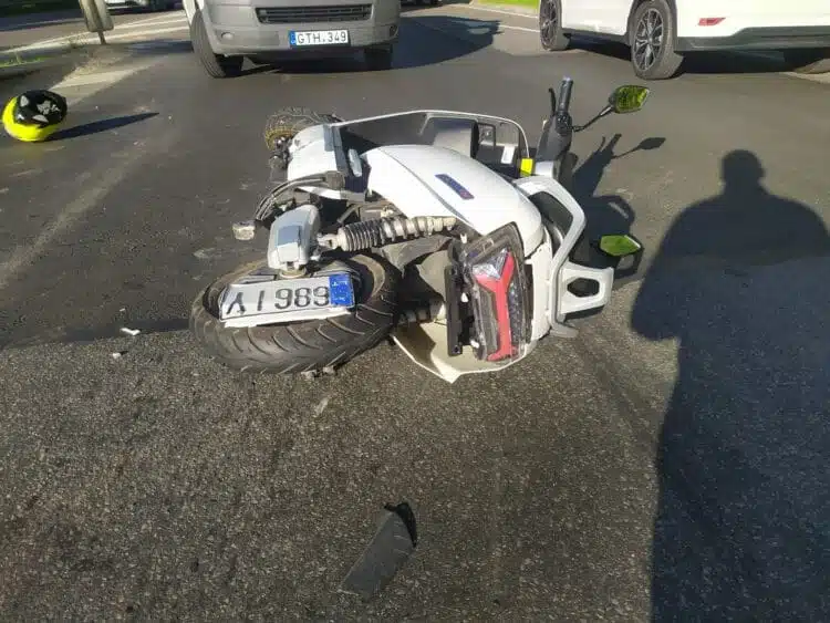 I-avarija-pakliuves-is-Traku-i-Vilniu-vaziaves-motorolerio-vairuotojas-iesko-eismo-ivykio-liudininku-4