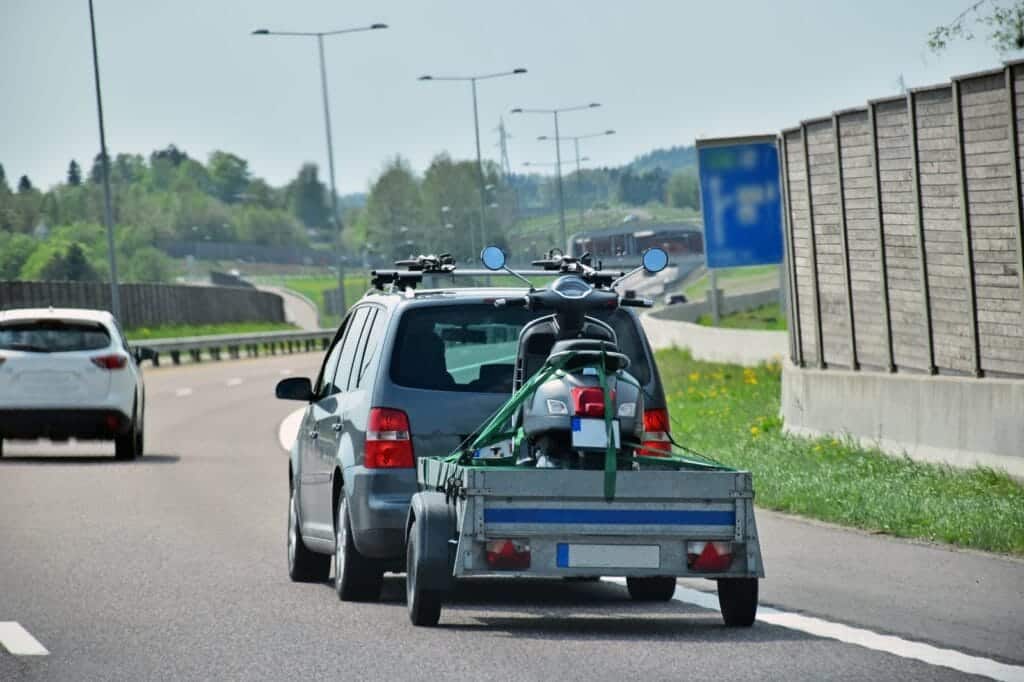 automobilis su priekaba