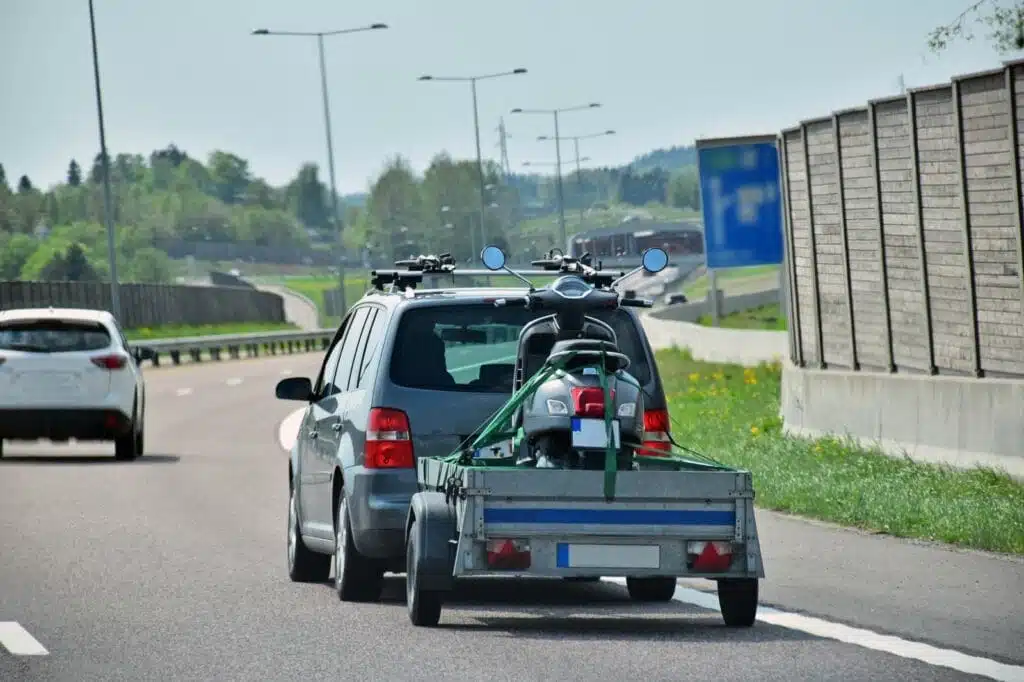 automobilis su priekaba