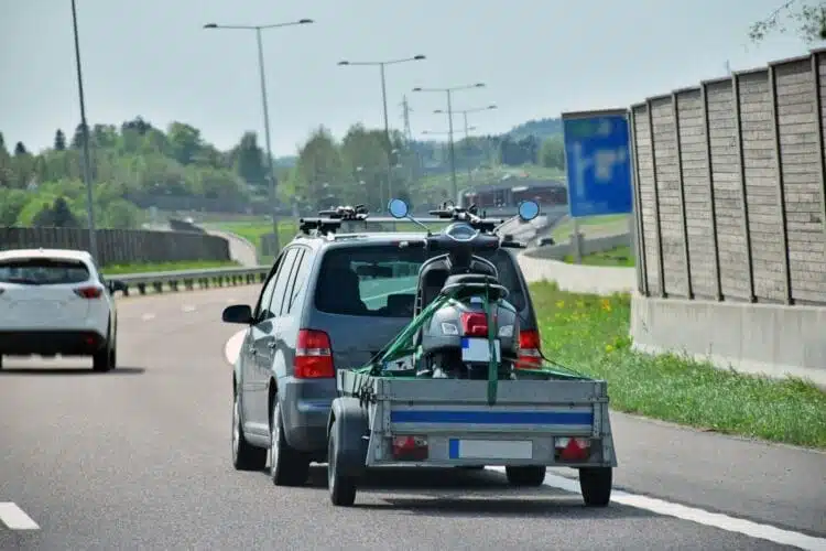 automobilis su priekaba