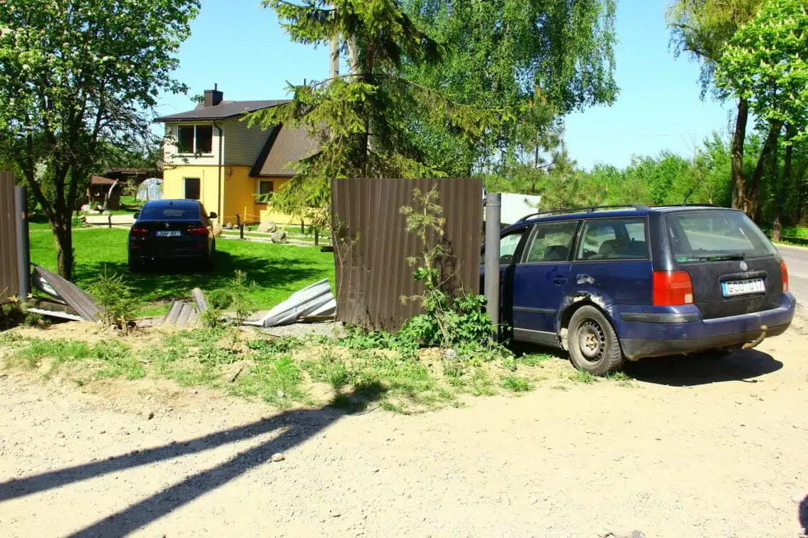 automobilis-ileke-i-kiema-avarija-eismo-ivykis-volkswagen