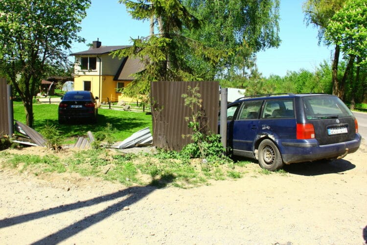 automobilis-ileke-i-kiema-avarija-eismo-ivykis-volkswagen