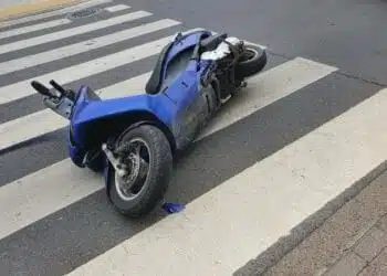 motoroleris nukrites ant pesciuju perejos