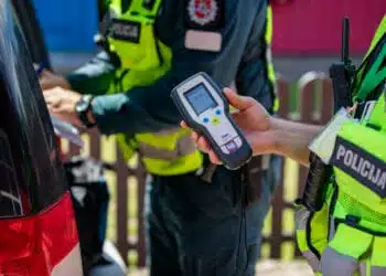 policijos-pareigunai-blaivumo-patikra-alkotesteris