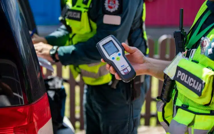 policijos-pareigunai-blaivumo-patikra-alkotesteris