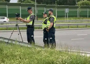 policijos pareigunai trikojis greicio matuoklis