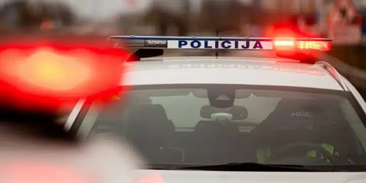 policijos tarnybinis automobilis svytureliai pareigunas