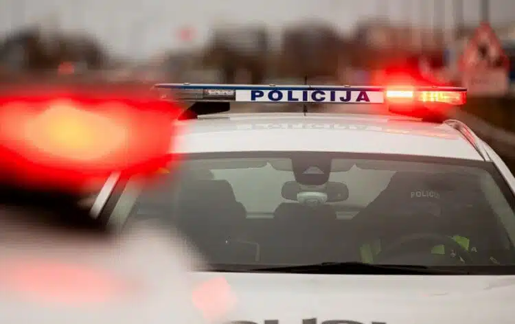 policijos tarnybinis automobilis svytureliai pareigunas