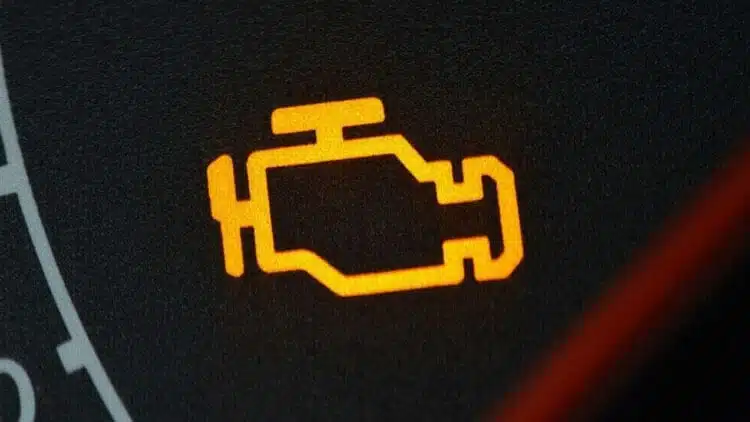 variklio-lempute-check-engiCheck engine lemputė automobilio prietaisų skydelyjene
