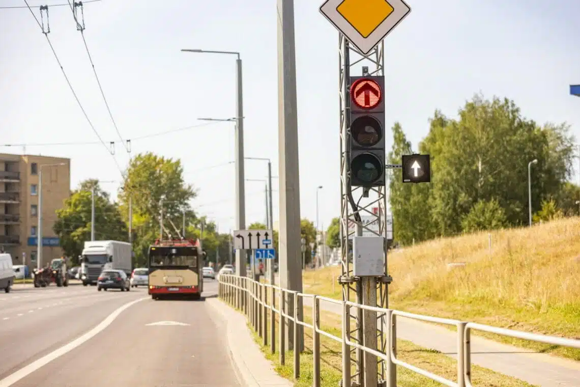 Vilniuje-irengta-pirmoji-viesajam-transportui-skirta-sviesoforo-sekcija raudonas sviesoforo signalas