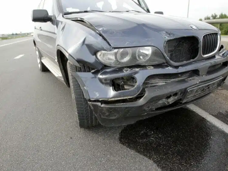 apgadintas bmw x5 automobilis