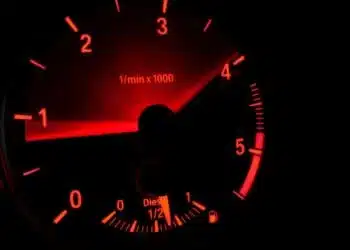 automobilio-variklio-apsukos-ir-kuro-lygis-bake