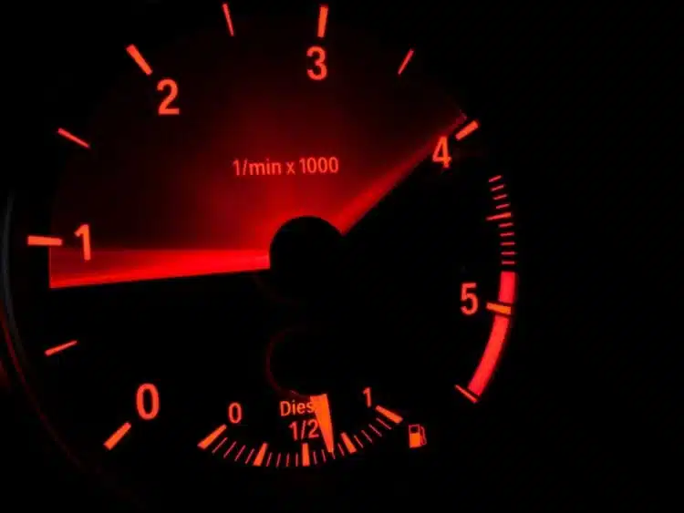 automobilio-variklio-apsukos-ir-kuro-lygis-bake
