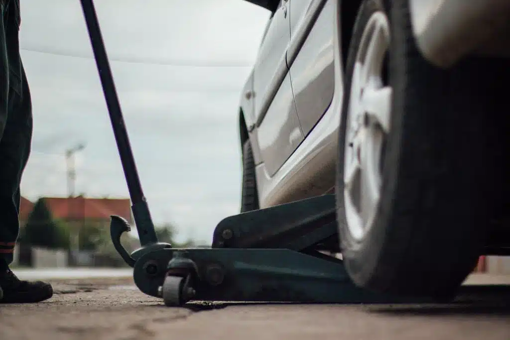 automobilis-keliamas-ant-domkrato padangu keitimas ratu keitimas