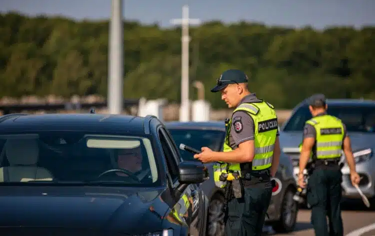 policijos pareigunai reidas blaivumo patikra alkotesteris