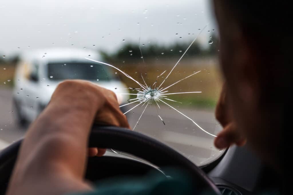 priekinio automobilio stiklo iskilimai stiklo idauzu remontas ar keitimas