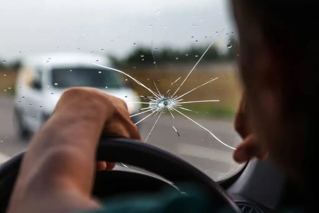 priekinio automobilio stiklo iskilimai stiklo idauzu remontas ar keitimas
