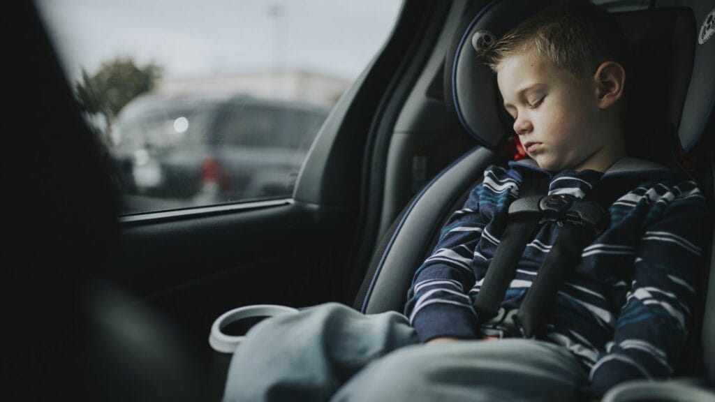 vaikas vaikiskoje automobilio keduteje