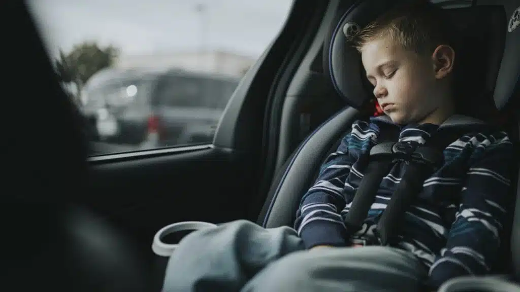 vaikas vaikiskoje automobilio keduteje