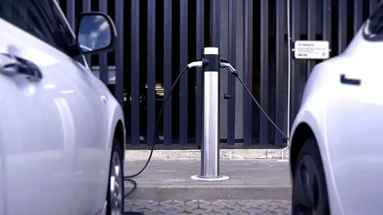 elektromobilio ikrovimo stotele kraunami elektromobiliai